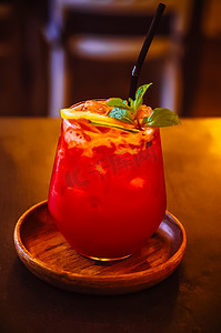 新鲜的夏季红色饮料无酒精玻璃杯装饰着水果和蔬菜商业行业饮料咖啡馆店。