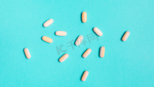 上面柔和蓝色背景的片剂药物治疗抗生素