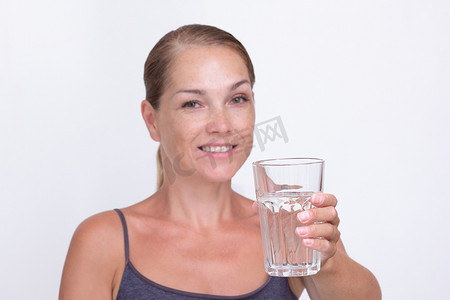 拿着一杯纯净水的 40 多岁的女人
