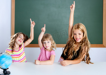 孩子们学生聪明的女孩在课堂上举手