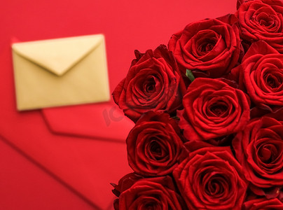 情人节情书和鲜花递送服务、豪华红玫瑰花束和红色背景的卡片信封