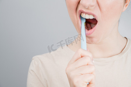 白种女人刷牙的特写肖像。