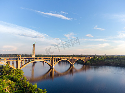 球形脉络摄影照片_普列奥布拉任斯基桥和第聂伯河的悬浮建筑概念结构，城市，扎波罗热。