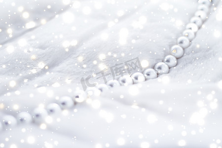 冬季假日珠宝时尚、毛皮背景珍珠项链、魅力风格礼物和豪华珠宝品牌购物的别致礼物、横幅设计
