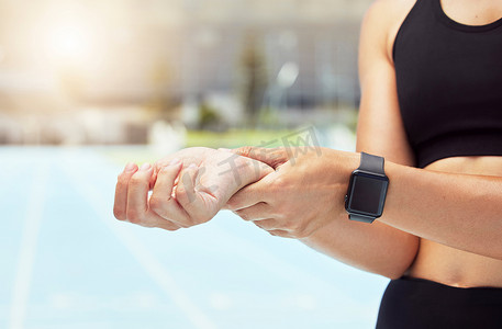 健康、进步和智能手表，女性在户外运动训练、有氧运动时检查脉搏。