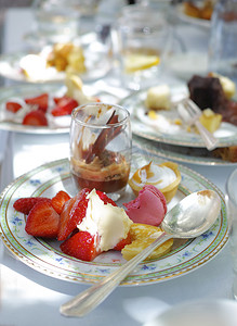 下午茶甜点和水果摄影照片_在下午茶活动或高级餐厅的瓷盘和菜肴上供应的甜点特写镜头。