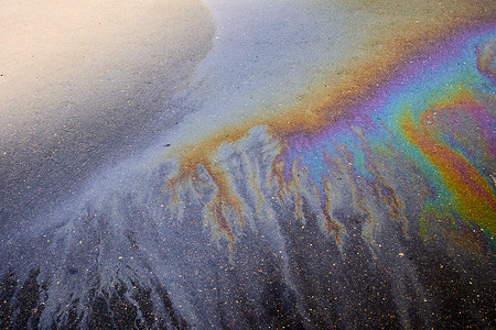 沥青上的油污，沥青路上彩虹形的彩色汽油污渍