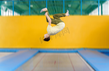 十几岁的男孩在体育中心的蹦床公园跳跃