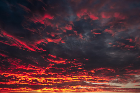 红火血日落天空云景美丽现象自然背景