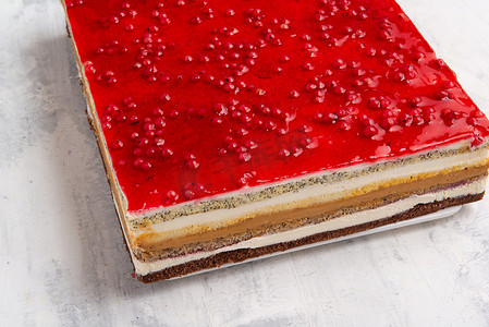 多层蛋糕的角度拍摄，顶部有红醋栗果冻层。