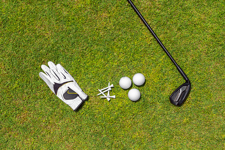高尔夫球场绿草上的高尔夫设备的顶视图。