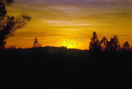 加利福尼亚州内华达山脉山麓的日落