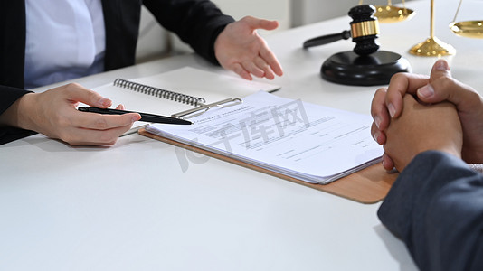 律师在合同文件上显示签名位置并向客户提供法律咨询和法律建议的裁剪镜头