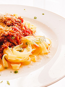 意大利面配肉酱和帕尔马干酪、自制食品和晚餐菜单食谱