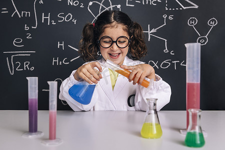 学习小黑板摄影照片_混合化学液体的小科学家女孩