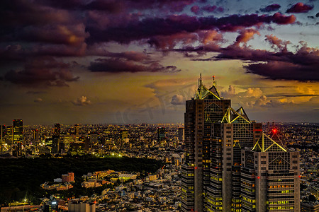 从东京都厅展望台看到的新宿城市景观的日落景观