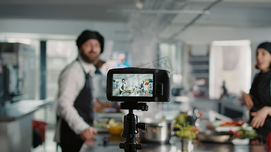 相机拍摄人们烹饪专业菜单菜肴