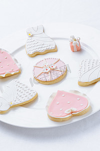 白盘上有许多粉红色的饼干