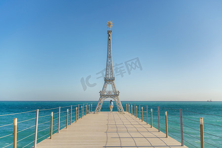 海滩上的埃菲尔铁塔大型模型。