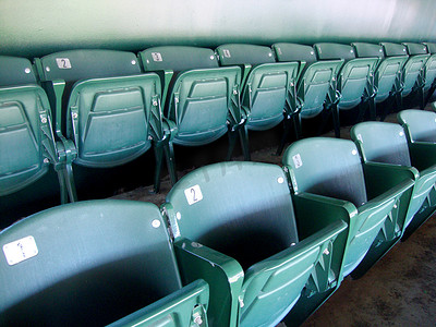 足球观众摄影照片_体育场内两排编号的绿色座椅