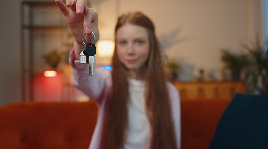 新房开荒摄影照片_女童房地产经纪人展示新房公寓购买或租赁房产的钥匙