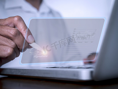 商人在电子电子签名、数据表文档管理、无纸化办公概念上使用电子笔签名。