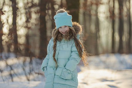 冬季森林里的女孩和绿松石色的衣服