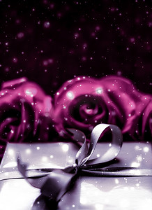 圣诞节礼物棒摄影照片_豪华假日银礼盒和粉红玫瑰作为圣诞节、情人节或生日礼物