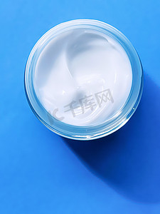 护肤手化妆品摄影照片_面霜保湿罐作为蓝色背景产品样品、美容护肤、化妆品科学