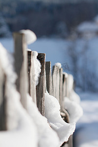 雪盖的木栅栏特写镜头与焦点背景外。