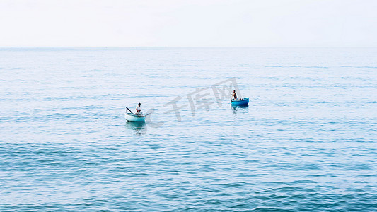 限制的自由摄影照片_简单的背景 平静的深蓝色大海 渔船独自白色 苍白的浪花云 开放的方式没有限制