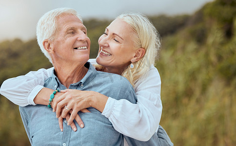 爱、幸福和年长的夫妇在自然乡村拥抱、放松或享受美好时光，享受平静、自由或和平。