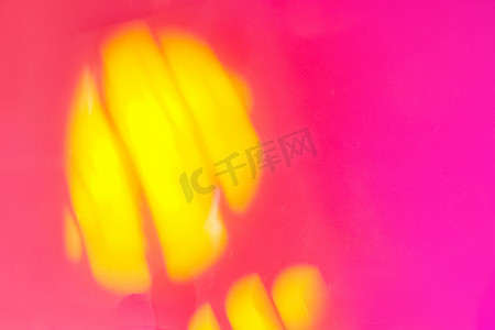 粉色或紫色背景霓虹灯设计上的抽象黄点软焦点