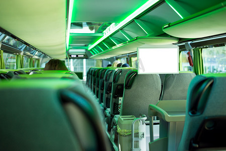 旅游巴士摄影照片_现代旅游巴士内一排舒适的座椅