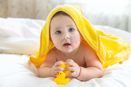 婴儿洗澡摄影照片_宝宝用毛巾洗澡后。