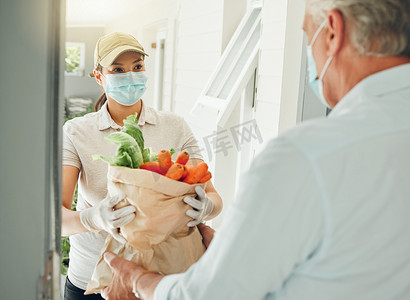 在家收集杂货和健康蔬菜时，食品配送、病毒和戴口罩的老人。