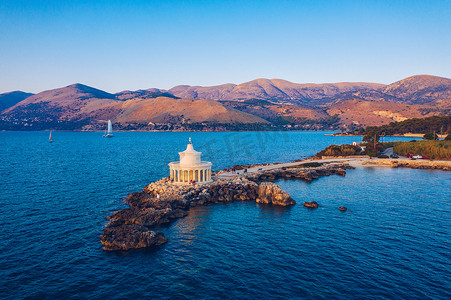 希腊凯法利尼亚岛阿尔戈斯托利翁拉西圣西奥多灯塔的鸟瞰图。