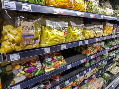 过年包装设计摄影照片_超市货架上的包装商品水果和蔬菜。