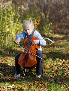 铃木里美摄影照片_演奏大提琴的孩子