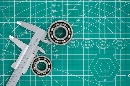 切割垫上的滚子轴承组和卡尺