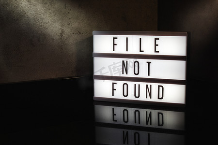 不显示摄影照片_灯箱上显示“文件未找到”消息，具有黑暗的电影感觉