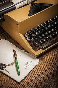 旧打字机、一堆书和很多创造力