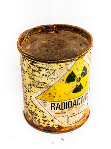 放射性物质生锈的旧圆筒形容器上的辐射警告标志