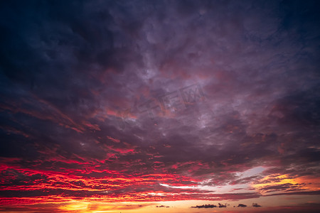红火血日落天空云景美丽现象自然背景