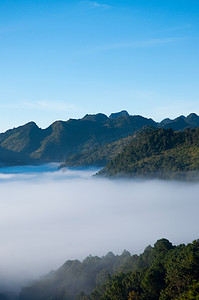 泰国北部有雾的山