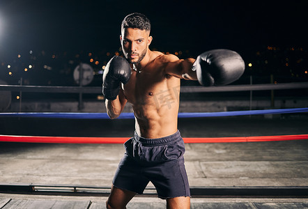 拳击场、锻炼以及男子或拳击手在健身房训练中进行健身、战斗或锻炼。