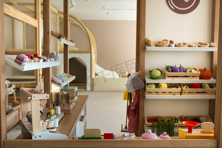带餐具和人造食品的木制儿童游戏厨房