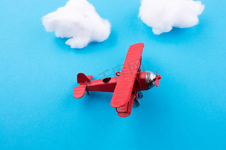 天空中的玩具飞机