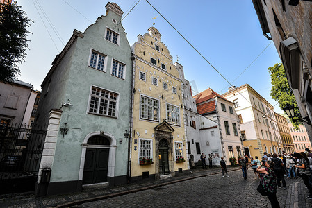 拉脱维亚里加古老的彩色建筑和街道的美丽景色。