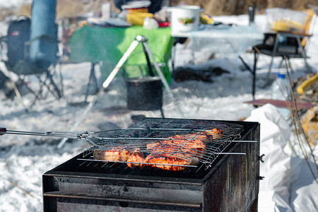 冬季户外烧烤，在露营地野餐时用热煤烧烤牛排肉，近距离观看，露营心情